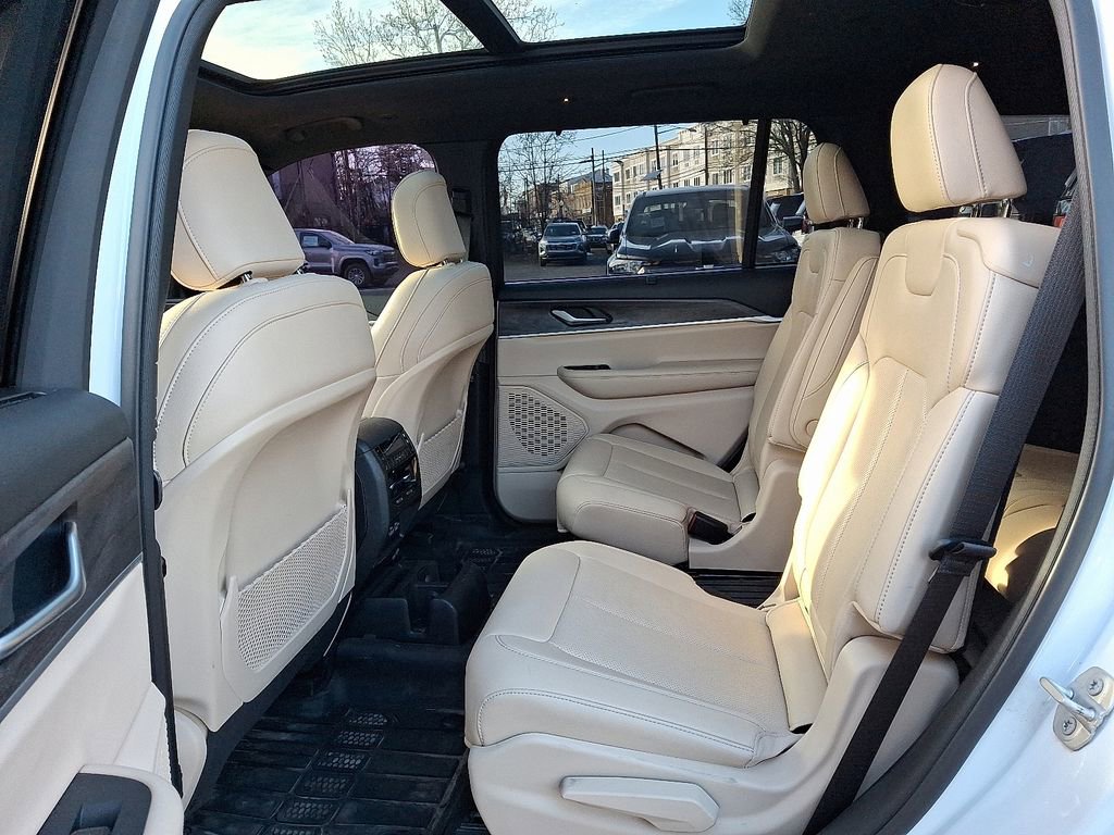 Used 2023 Jeep Grand Cherokee L Limited w/ Luxury Tech Group II image 9