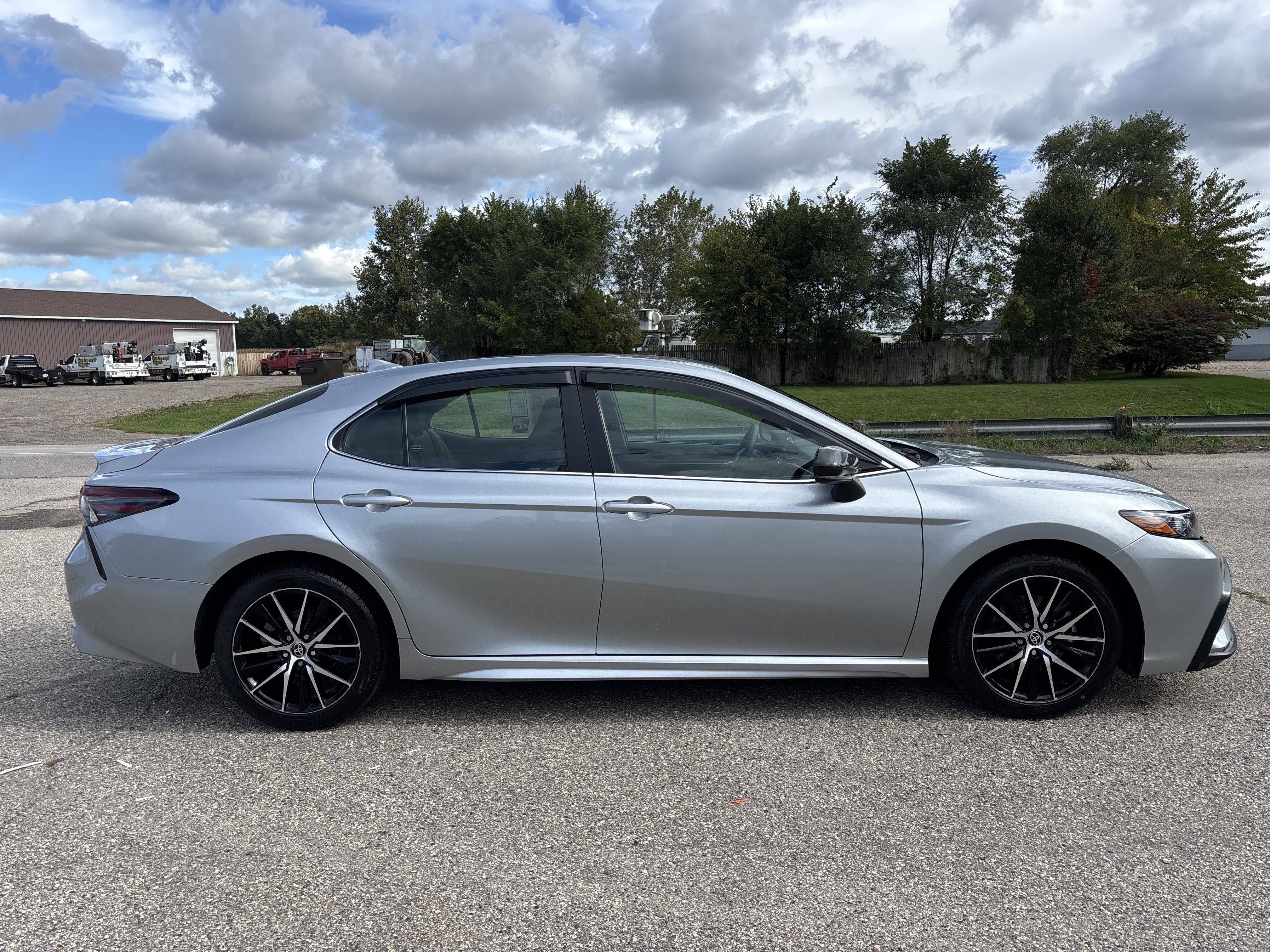Used 2024 Toyota Camry SE FWD image 2