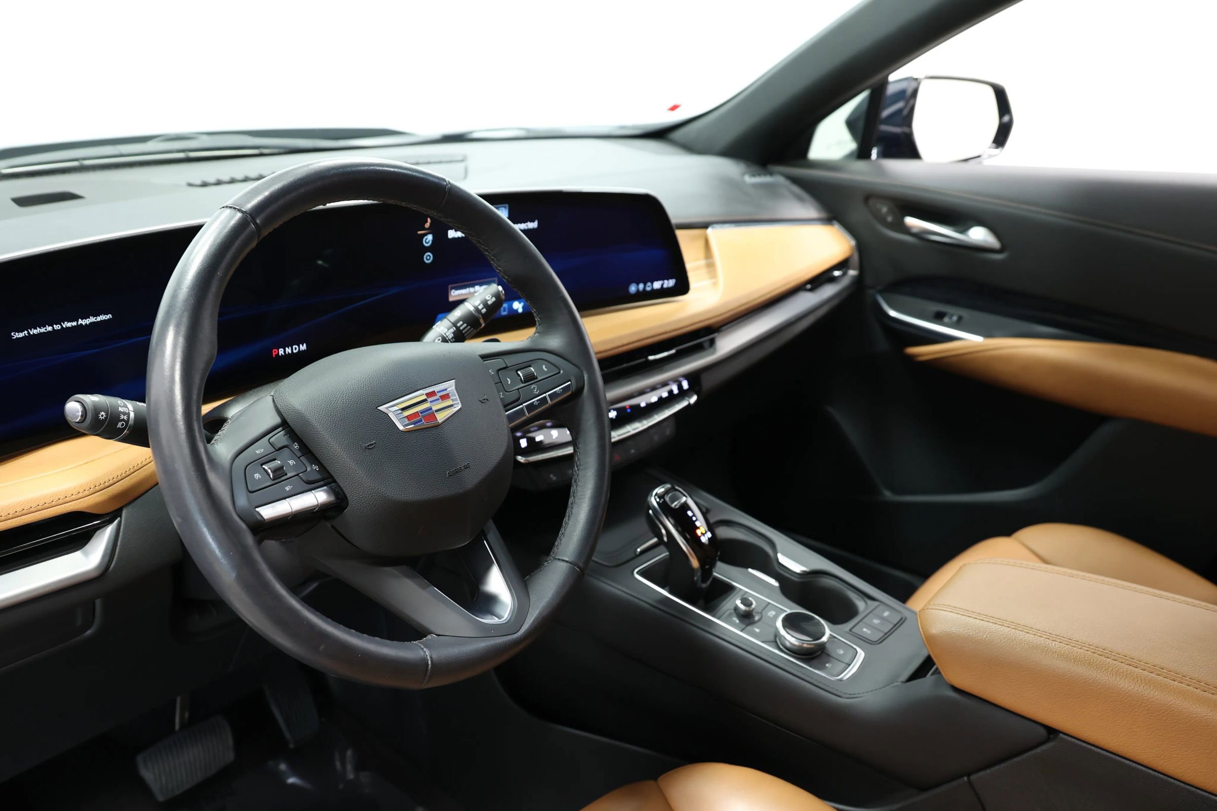 Used 2024 Cadillac XT4 Premium Luxury image 2