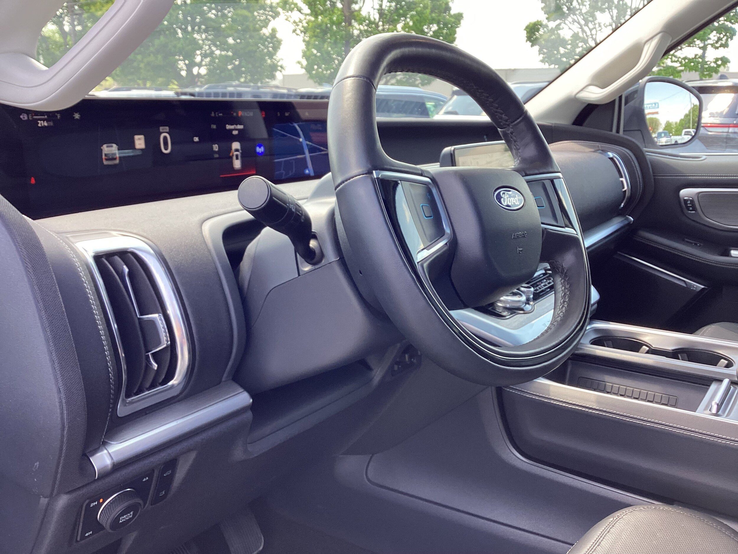 Used 2025 Ford Expedition Platinum w/ Driver's Package AWD/4WD image 11