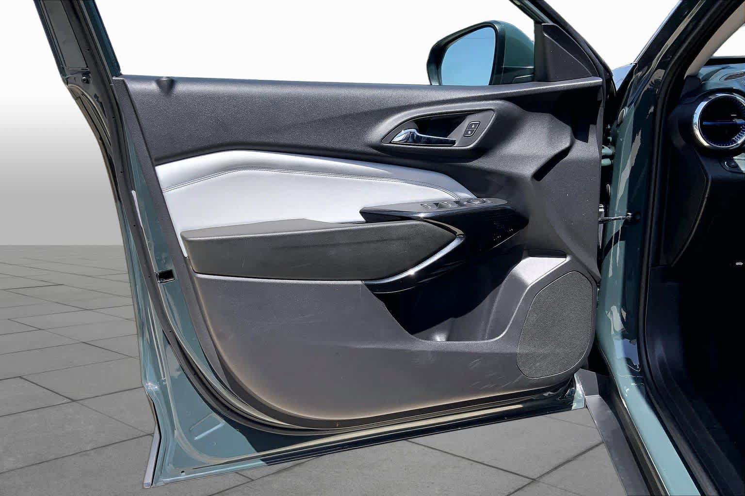 Used 2025 Chevrolet Trax LT FWD image 21