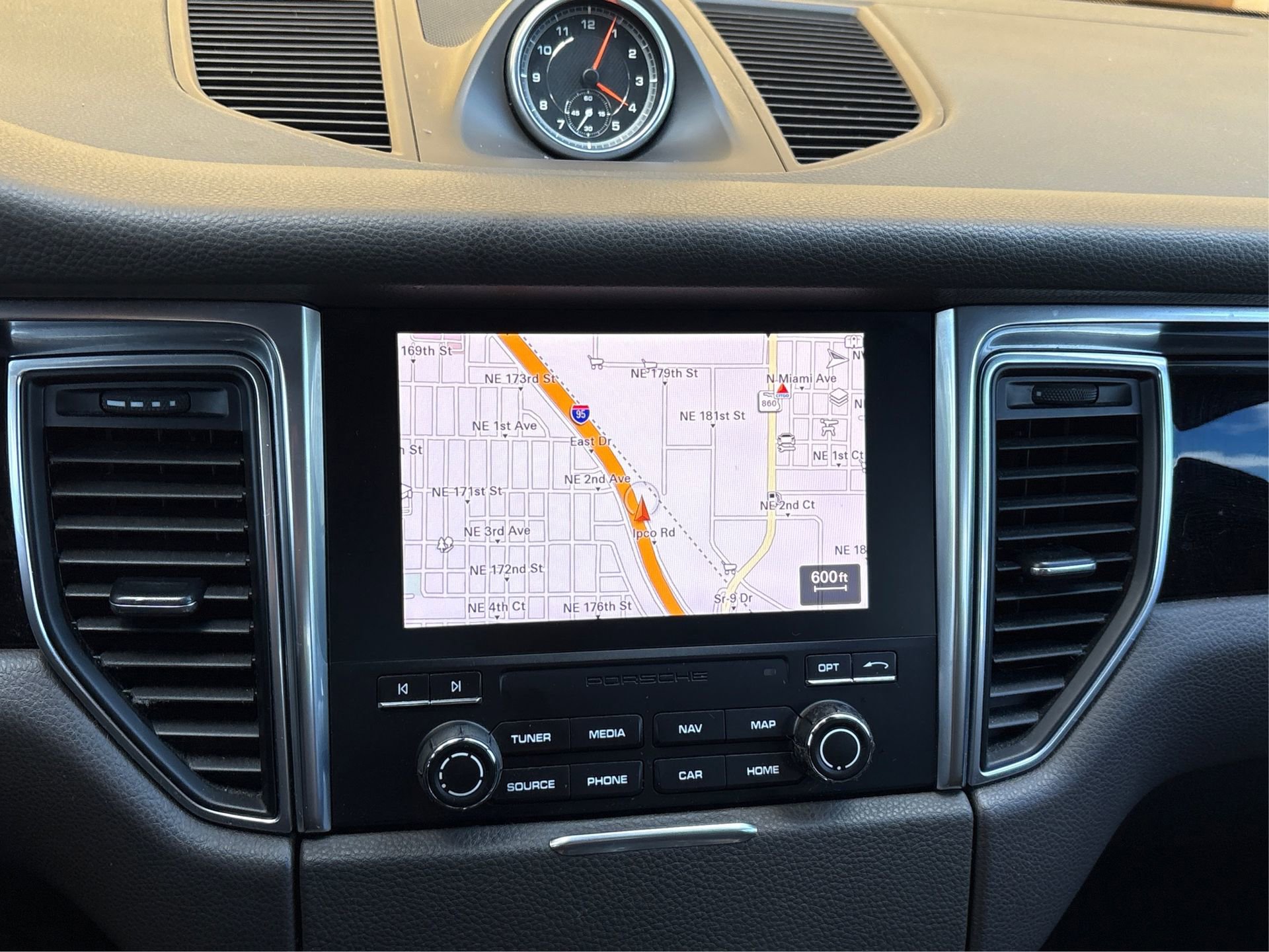 Used 2018 Porsche Macan w/ Premium Package Plus image 23