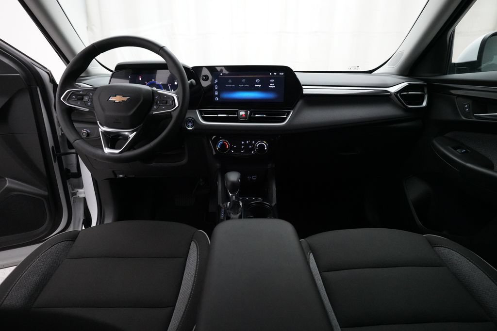 Used 2025 Chevrolet TrailBlazer LT w/ LT Cold Weather Package AWD/4WD image 5