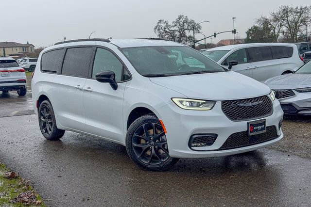 New 2026 Chrysler Pacifica Select image 2