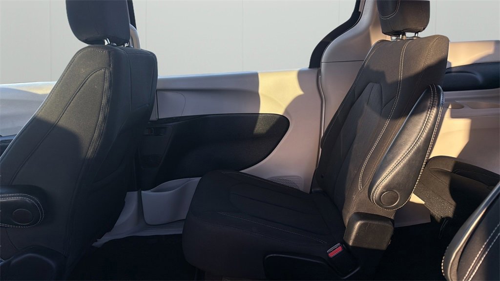 Used 2022 Chrysler Voyager LX image 46