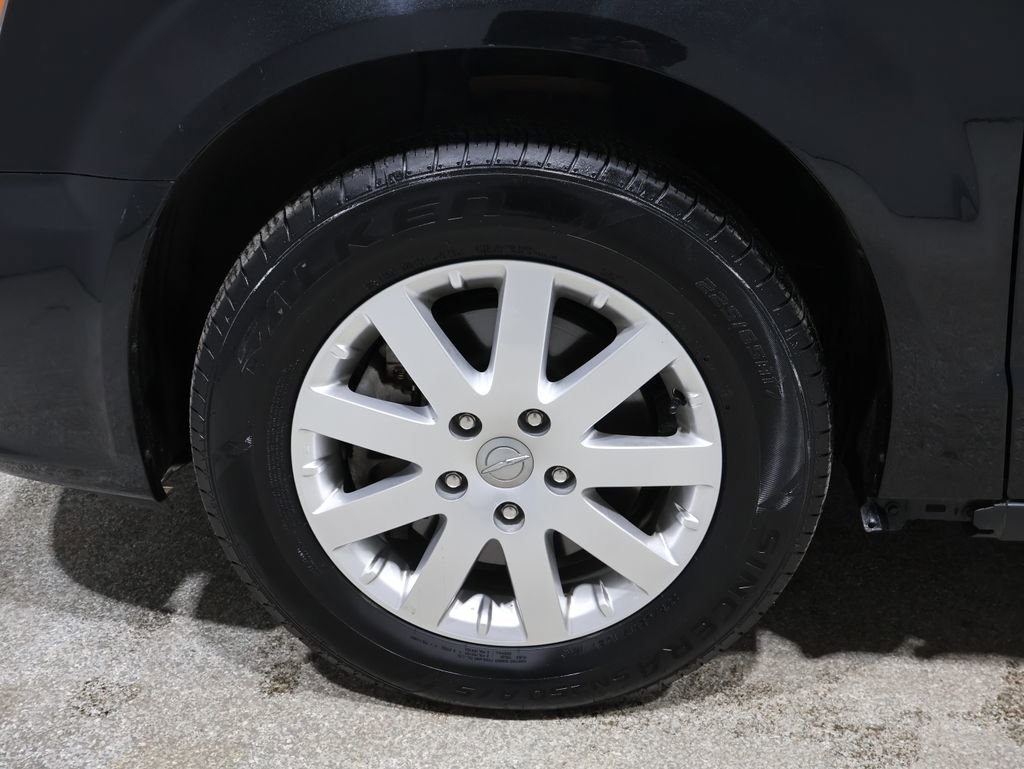 Used 2015 Chrysler Town & Country Touring image 8