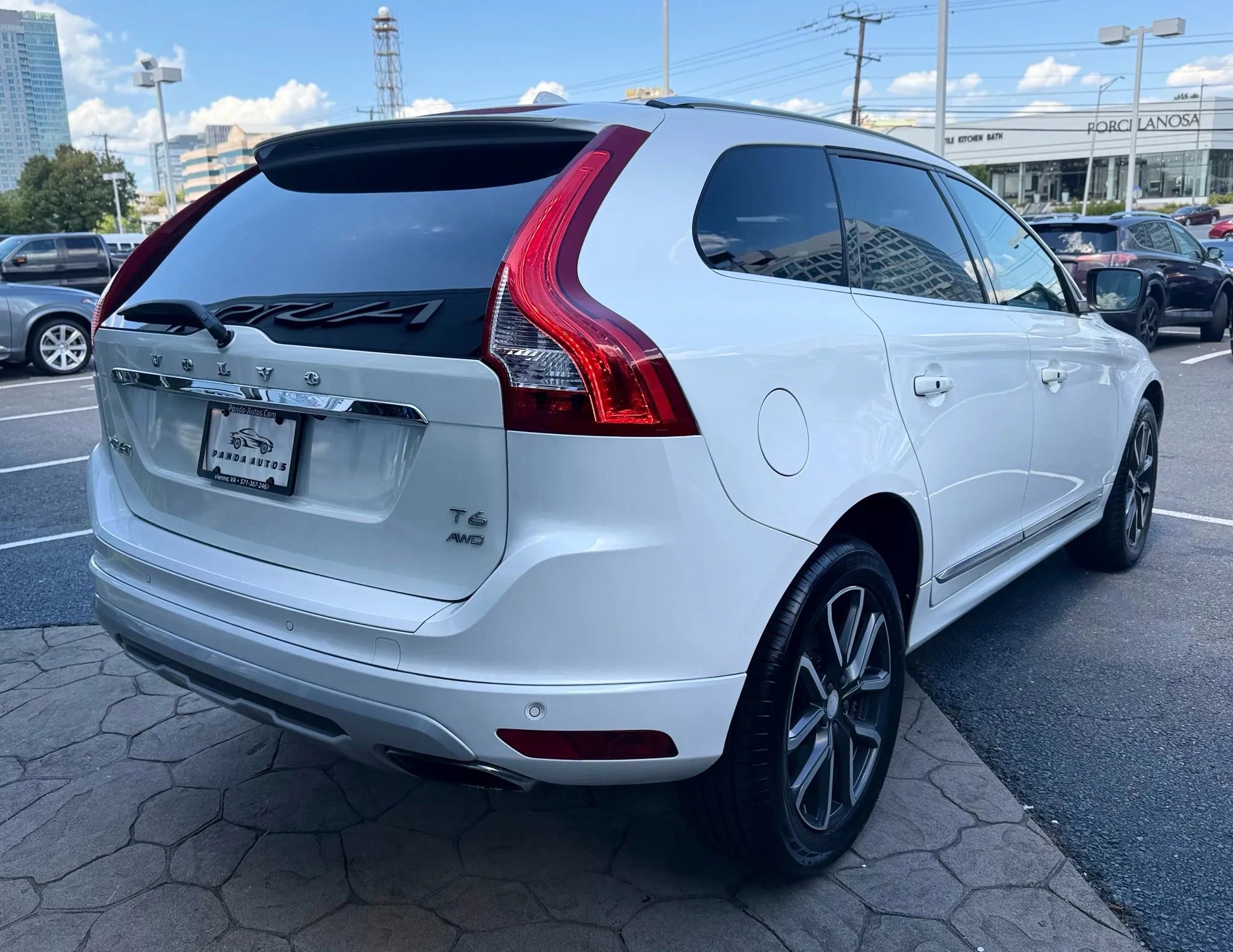 Used 2017 Volvo XC60 T6 Dynamic w/ Preferred Option Package image 7