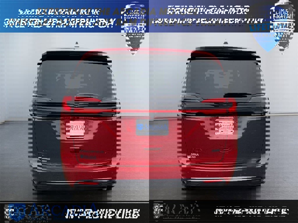 New 2026 Chrysler Pacifica Select image 4
