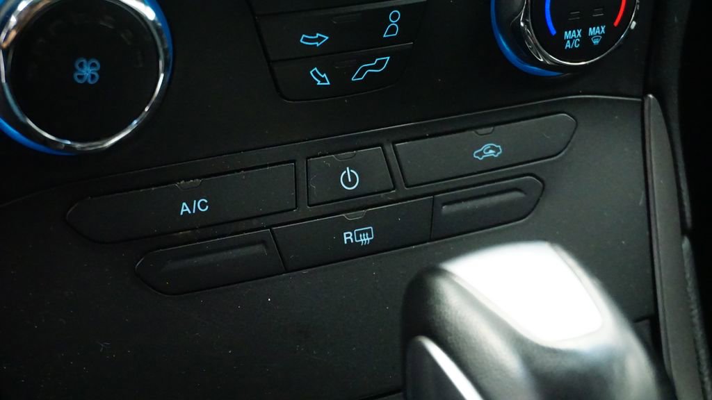 Used 2018 Ford Edge SE image 30