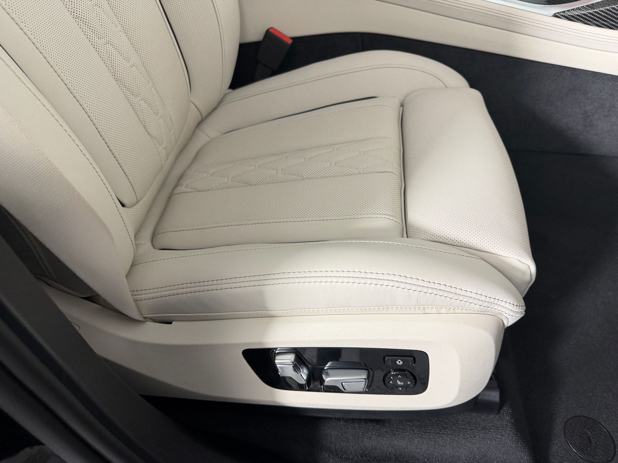 New 2027 BMW X7 M60i AWD/4WD image 34