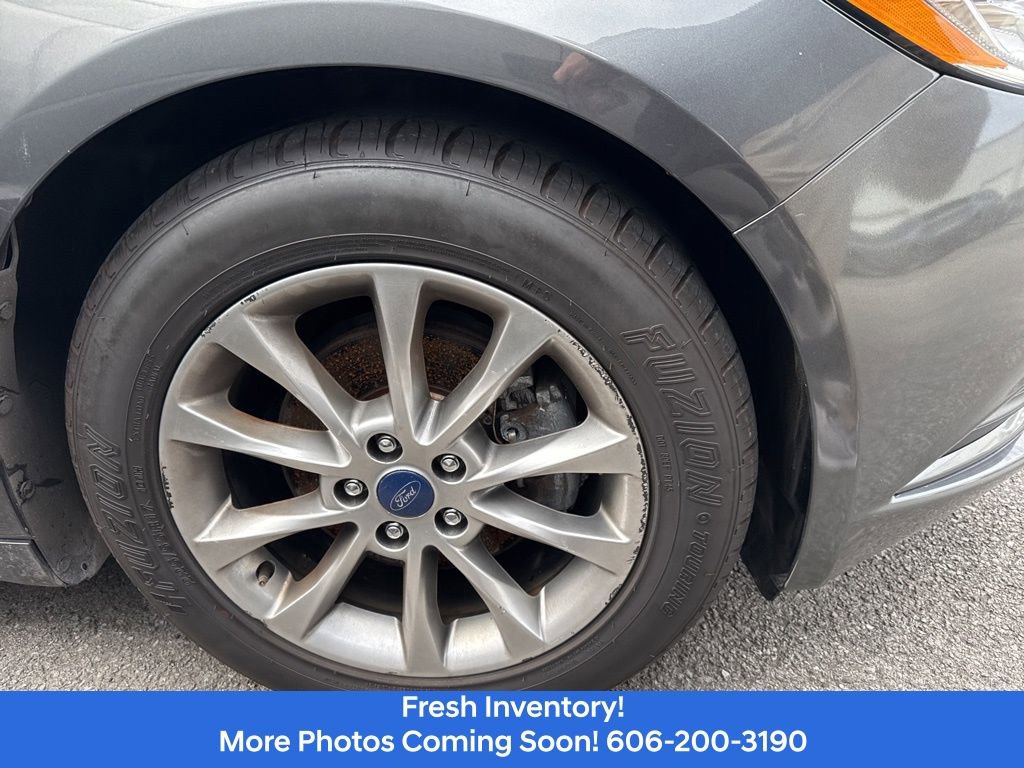 Used 2017 Ford Fusion SE w/ Fusion SE Technology Package image 4