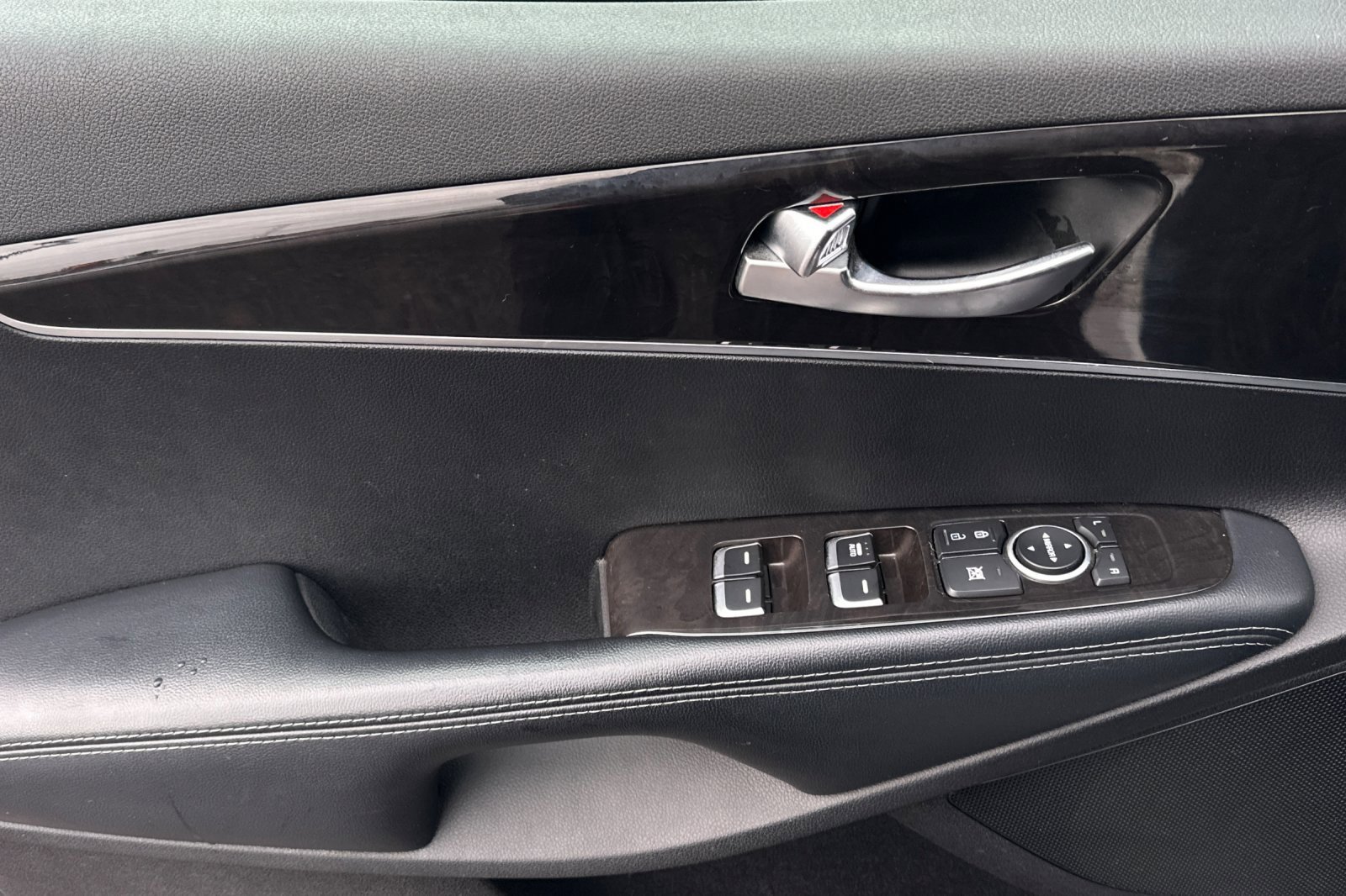 Used 2017 Kia Sorento LX image 11