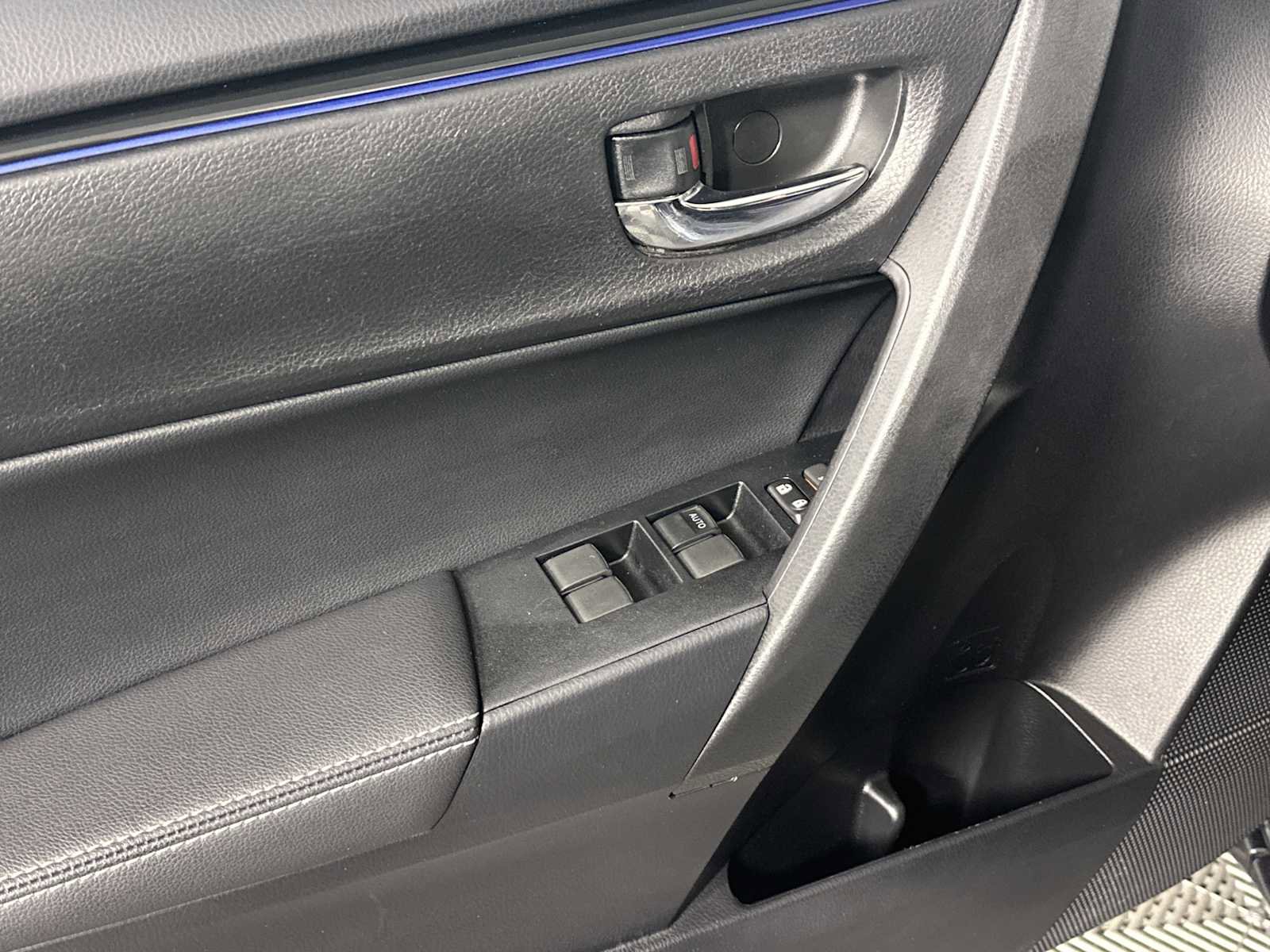 Used 2017 Toyota Corolla SE FWD image 11