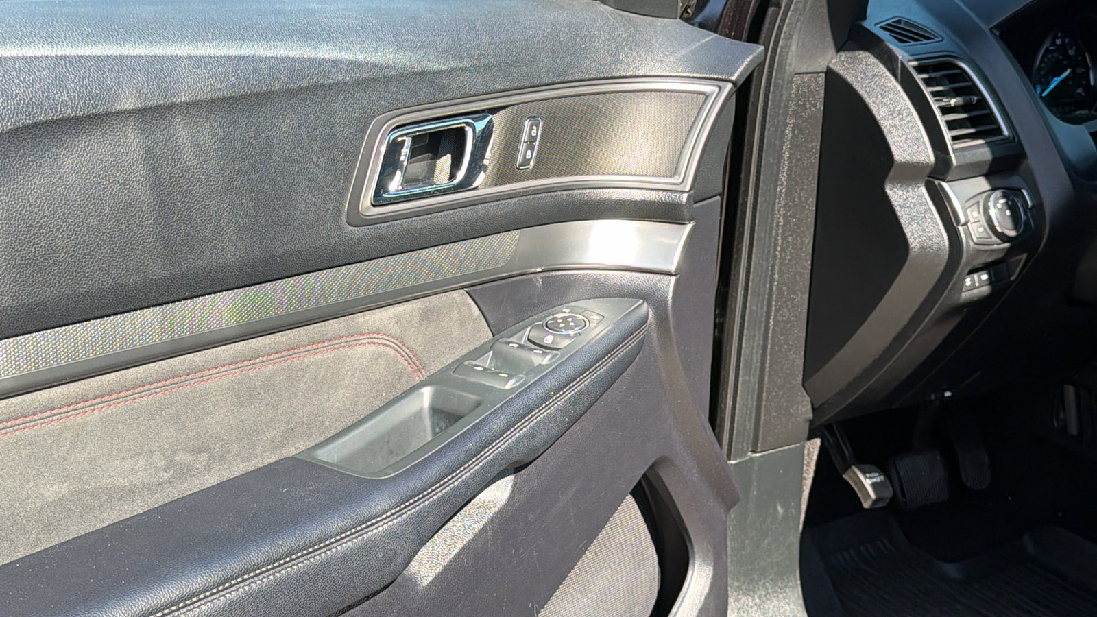 Used 2019 Ford Explorer XLT w/ Equipment Group 202A image 15