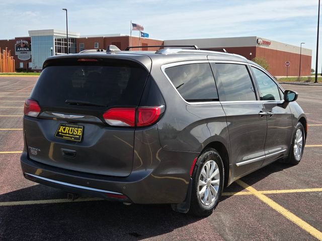 Used 2018 Chrysler Pacifica Touring-L FWD image 3