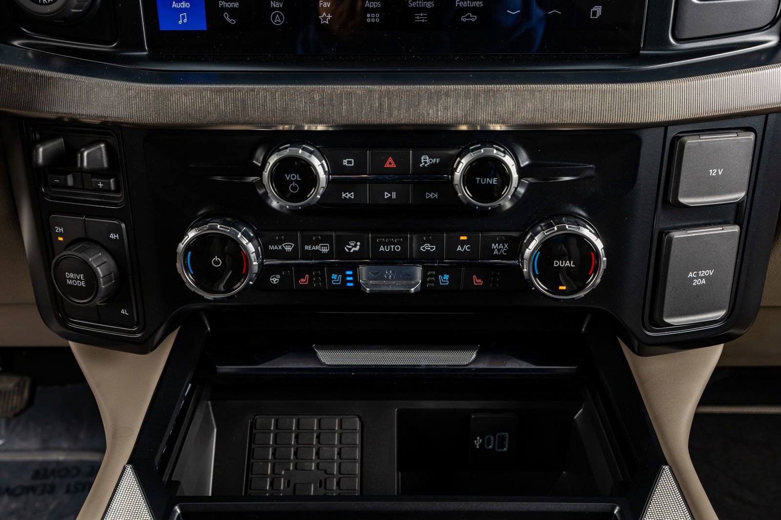 Used 2025 Ford F450 Platinum w/ Platinum Plus Package image 26