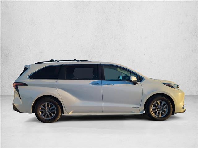 Used 2021 Toyota Sienna XLE AWD/4WD image 3