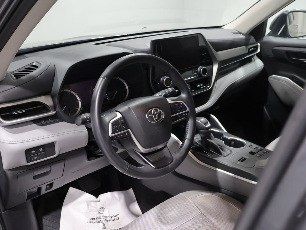 Used 2023 Toyota Highlander LE FWD image 15