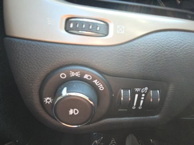 Used 2015 Jeep Cherokee Limited AWD/4WD image 14