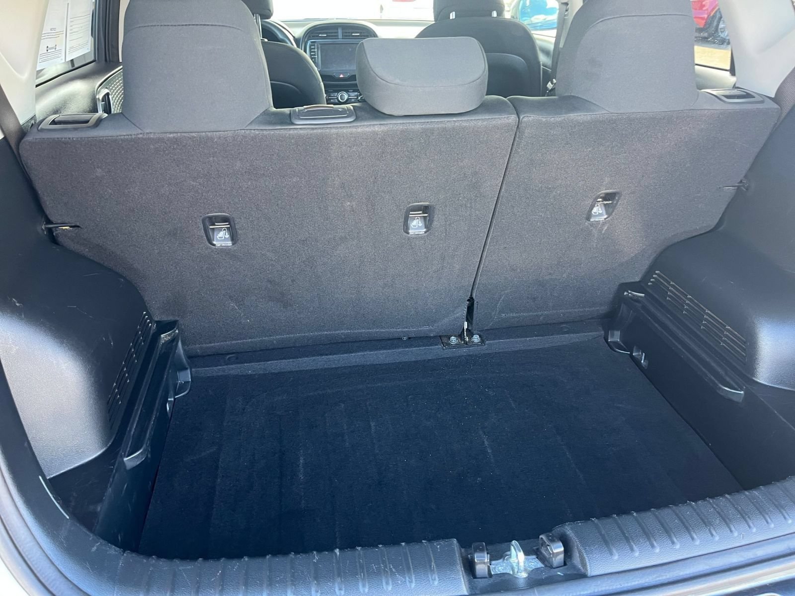 Used 2025 Kia Soul LX w/ LX Technology Package FWD image 28