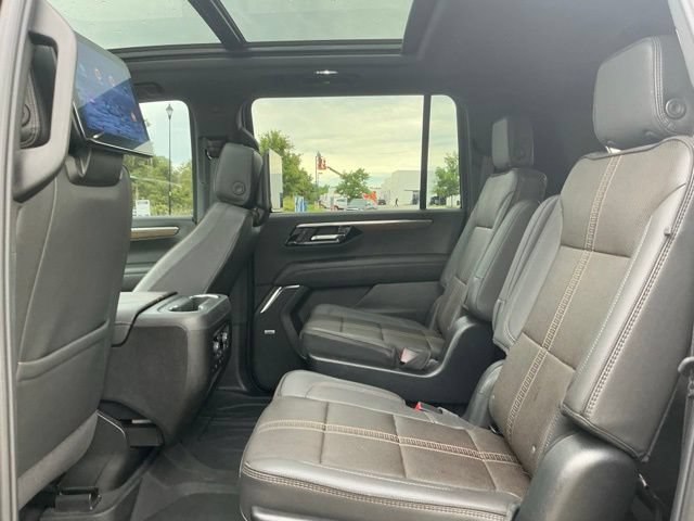 Used 2025 Chevrolet Suburban High Country AWD/4WD image 36