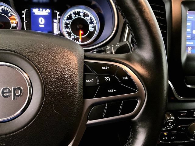Used 2019 Jeep Cherokee Latitude Plus w/ Cold Weather Group AWD/4WD image 18
