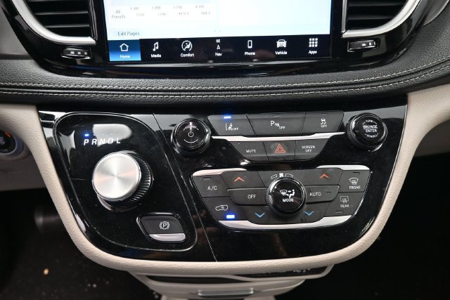 Used 2024 Chrysler Pacifica Limited FWD image 25