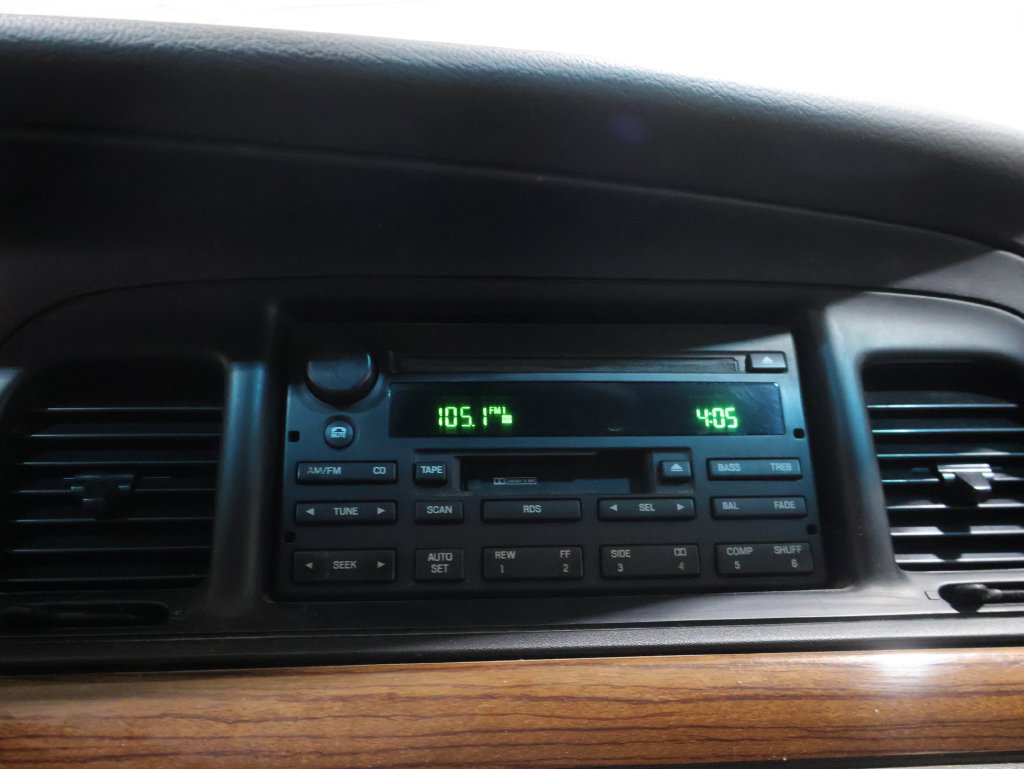 Used 2004 Ford Crown Victoria LX RWD image 6