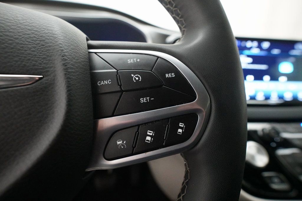 Used 2024 Chrysler Pacifica Touring-L image 19