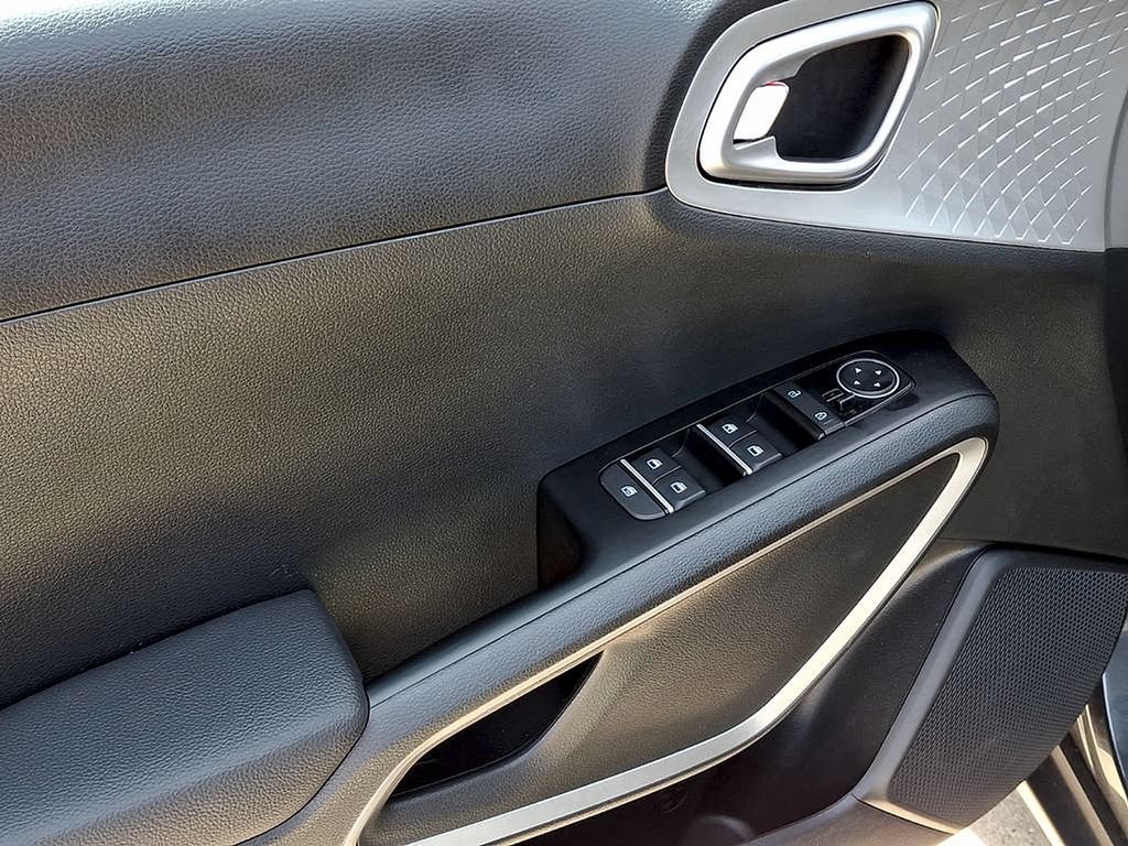 Used 2025 Kia Soul LX w/ LX Technology Package FWD image 12