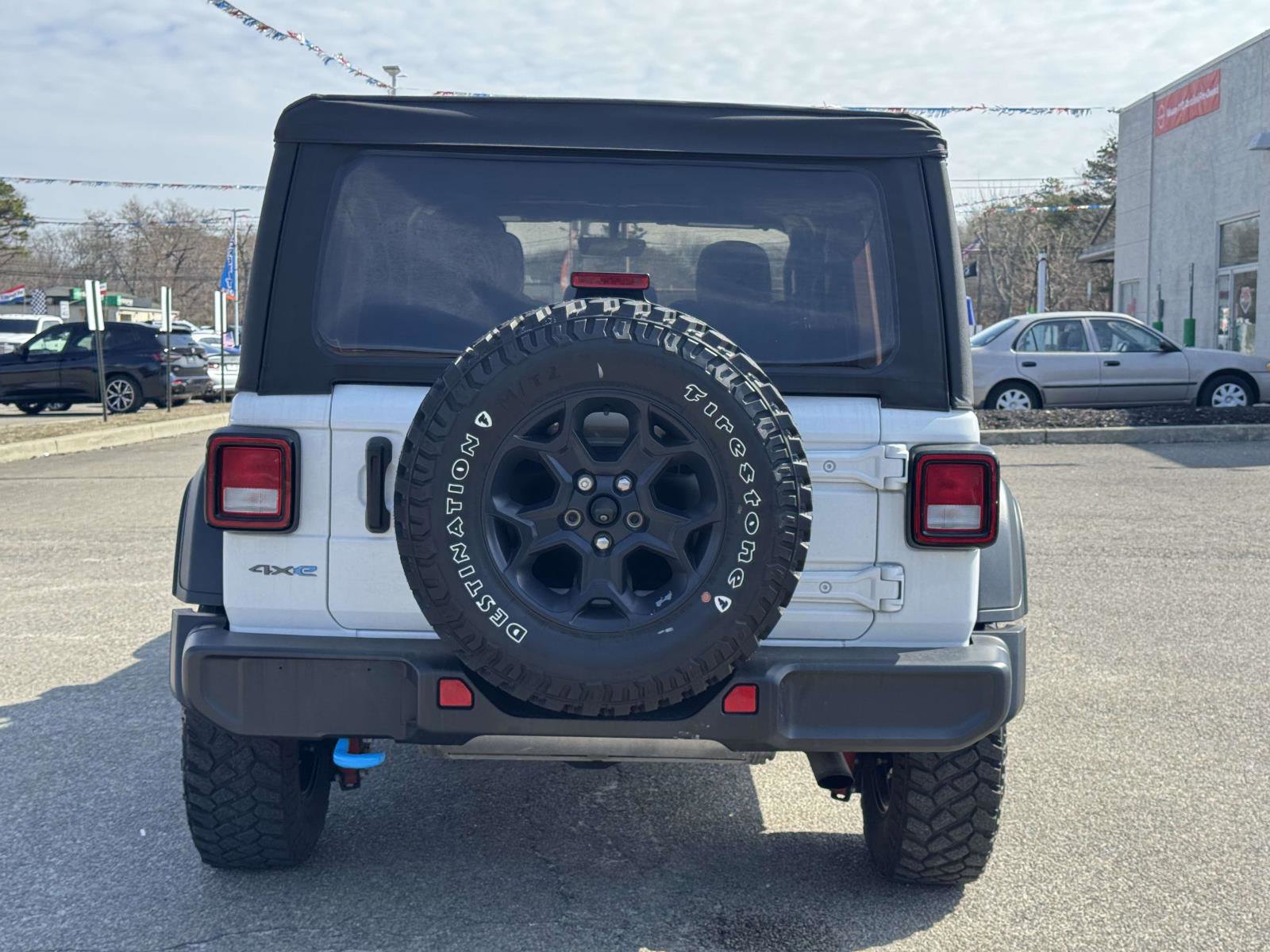 Used 2023 Jeep Wrangler Unlimited w/ 8.4" Radio Group image 9