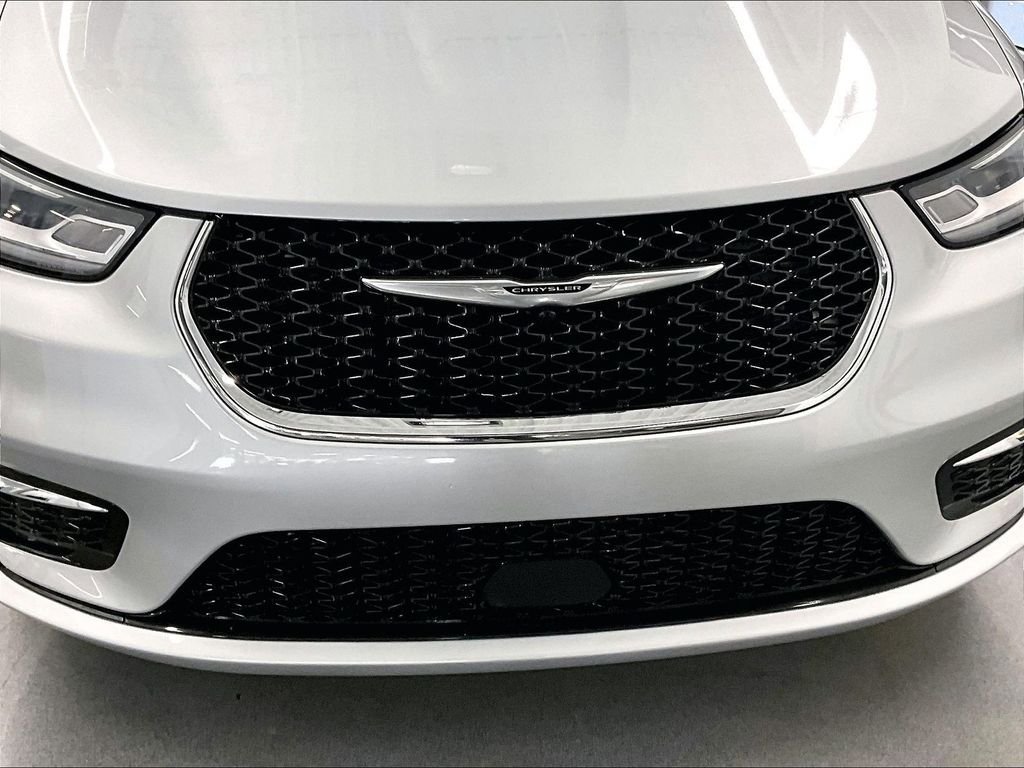 Used 2023 Chrysler Pacifica Touring-L FWD image 30