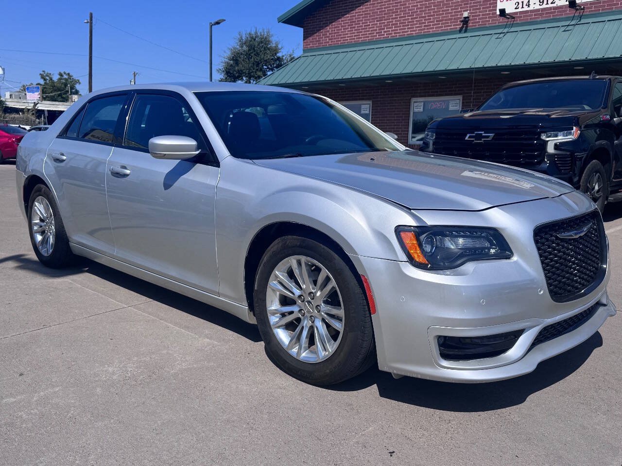 Used 2019 Chrysler 300 Touring w/ Quick Order Package 2EF RWD image 3