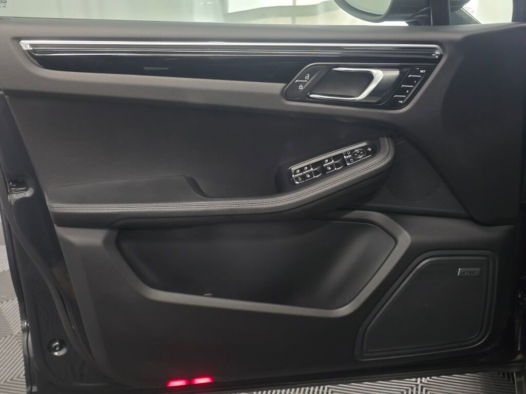 Certified 2025 Porsche Macan image 35