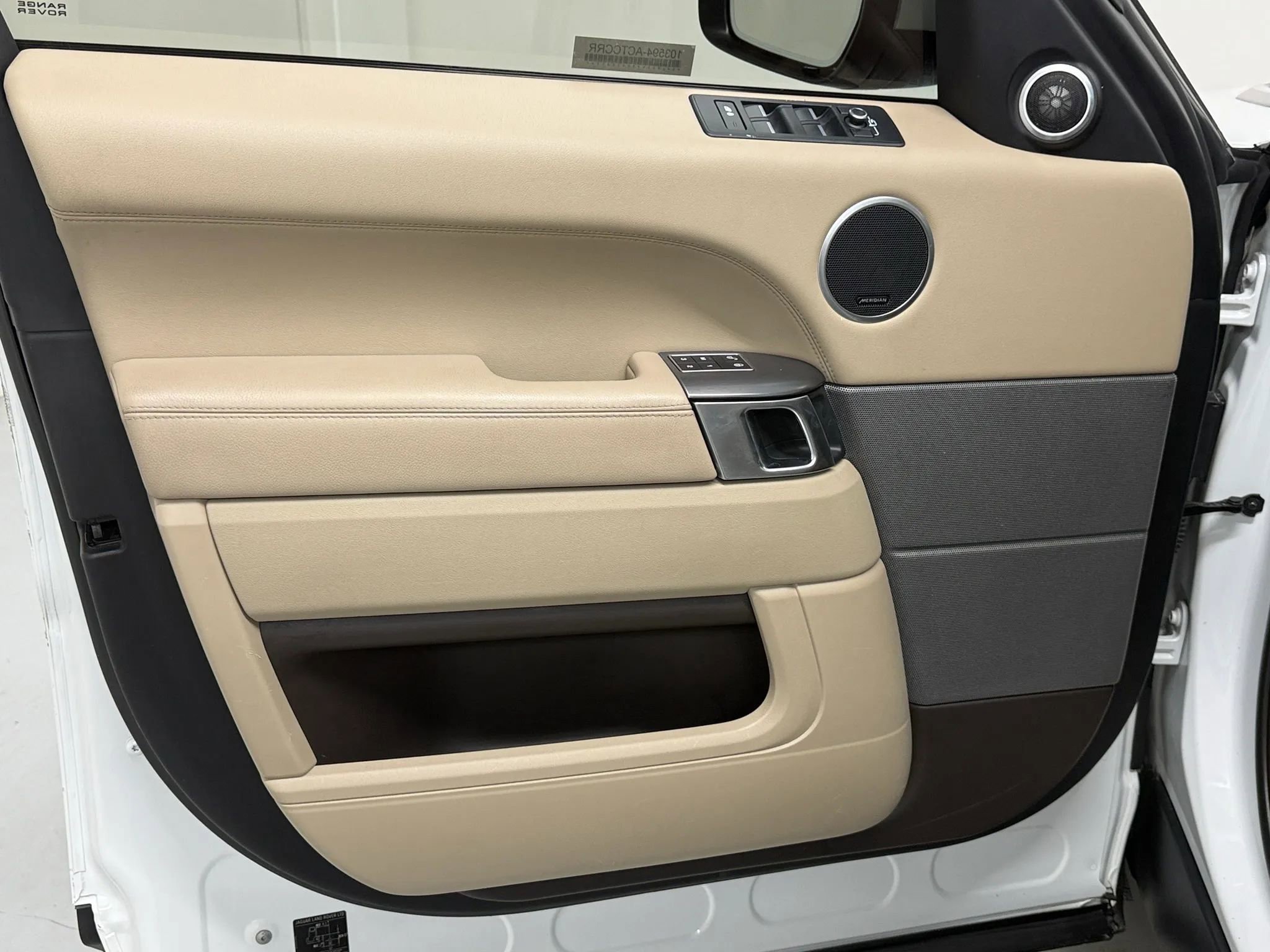 Used 2016 Land Rover Range Rover Sport SE image 32