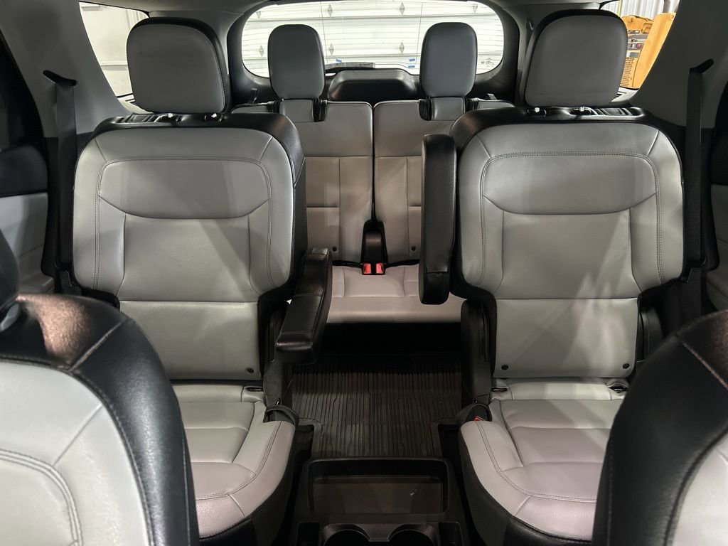 Used 2021 Ford Explorer XLT w/ Equipment Group 202A image 5