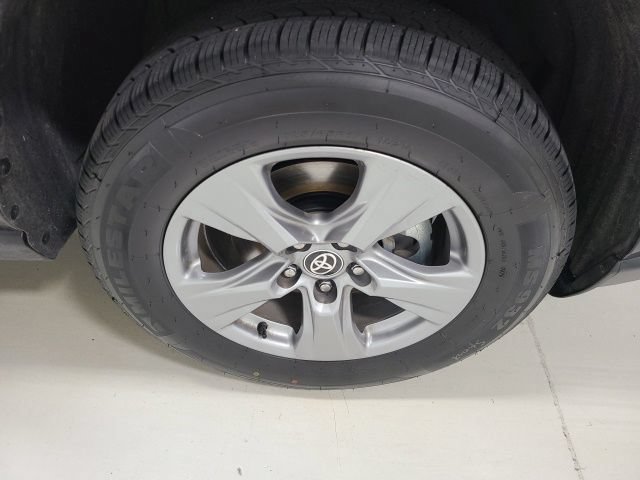 Used 2024 Toyota RAV4 XLE AWD/4WD image 37