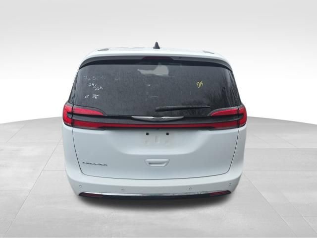 Used 2024 Chrysler Pacifica Touring-L image 5