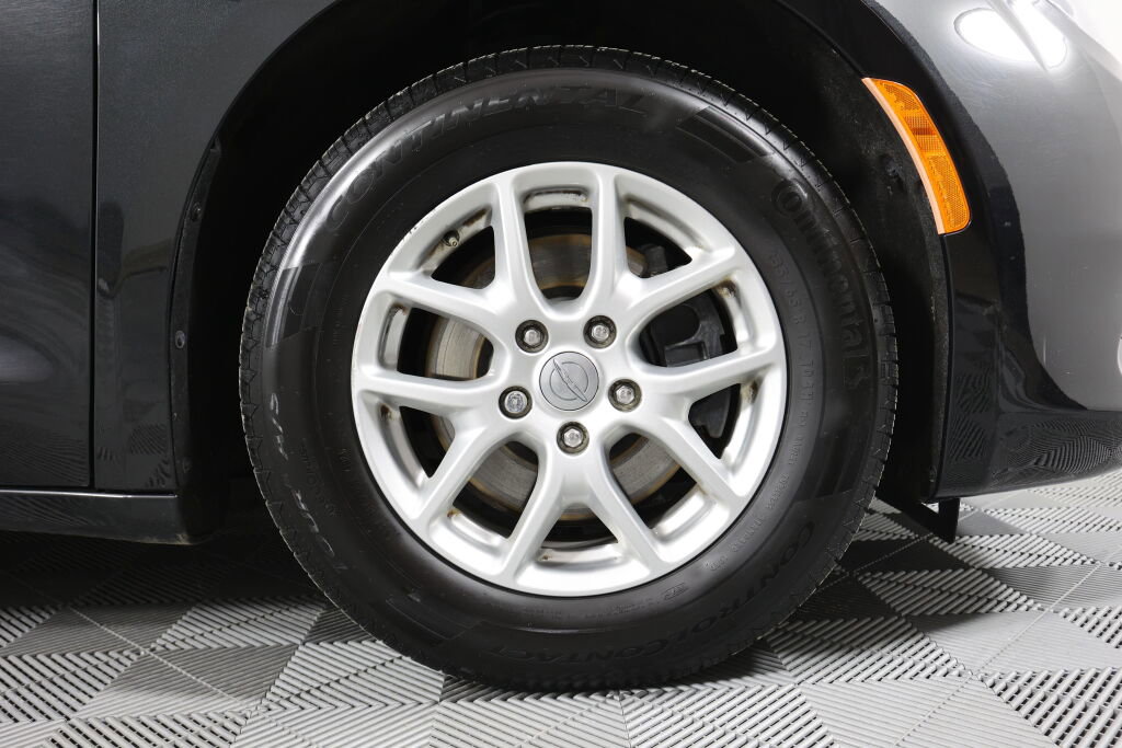Used 2017 Chrysler Pacifica Touring image 6