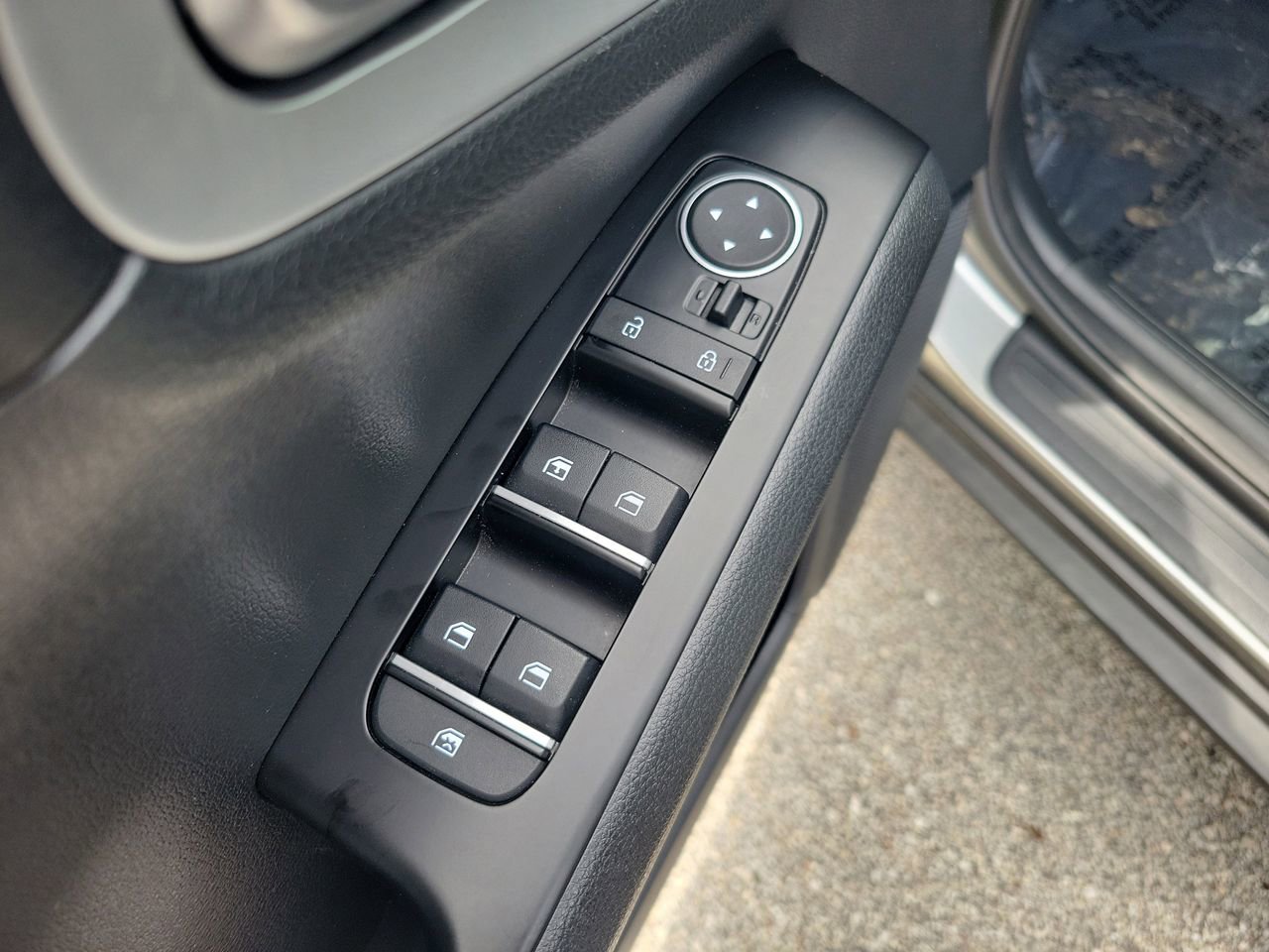 Used 2025 Kia Soul LX w/ LX Technology Package FWD image 13