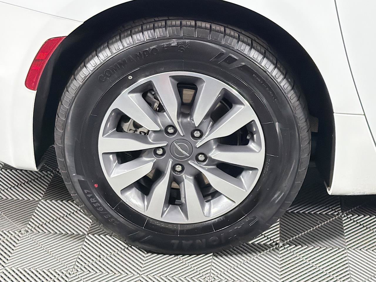 Used 2024 Chrysler Pacifica Limited FWD image 29