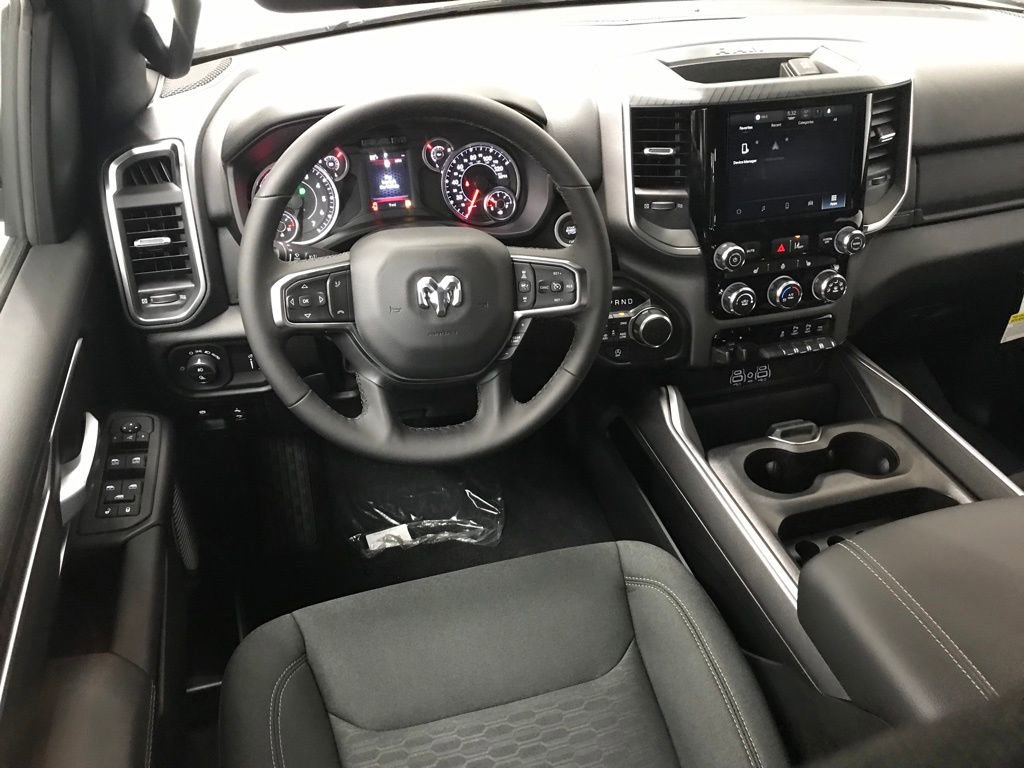 New 2026 RAM 1500 4x4 Crew Cab image 32