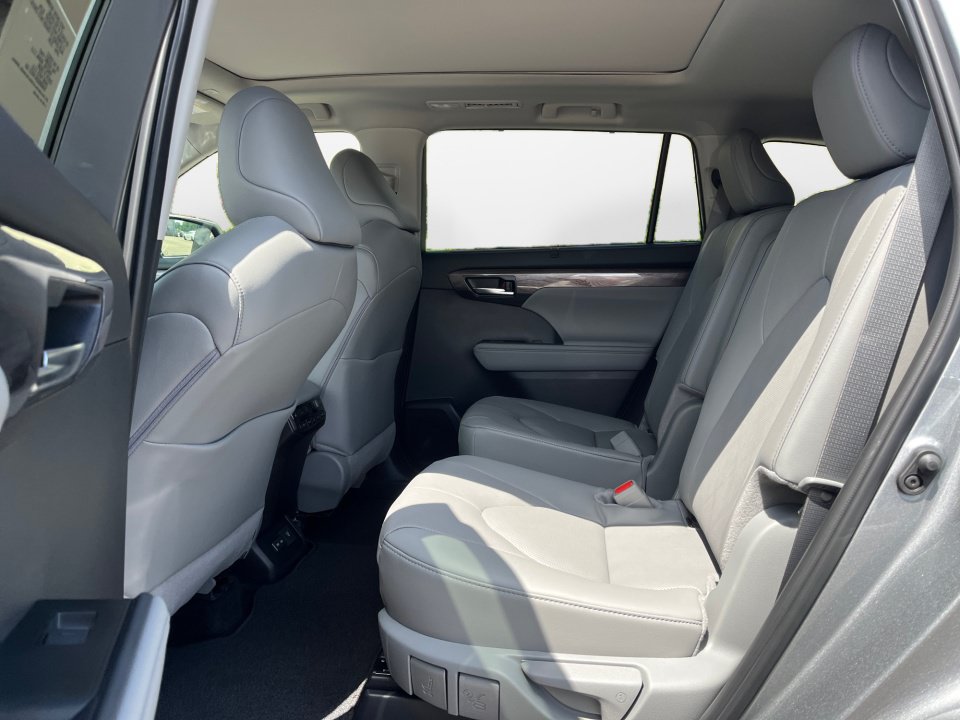 New 2026 Toyota Highlander Platinum AWD/4WD image 11