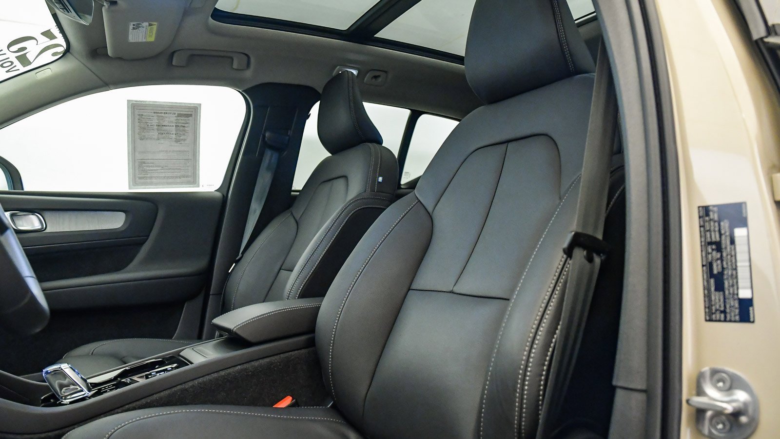 Certified 2025 Volvo XC40 B5 Ultra w/ Climate Package image 21