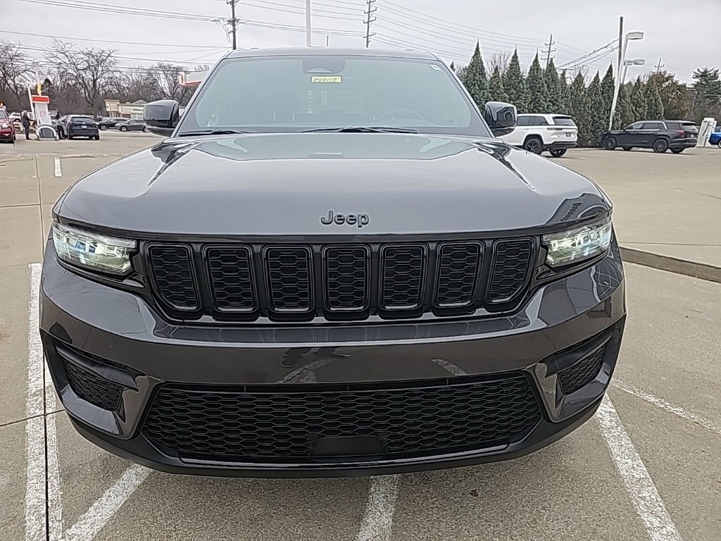 Certified 2025 Jeep Grand Cherokee Altitude image 8