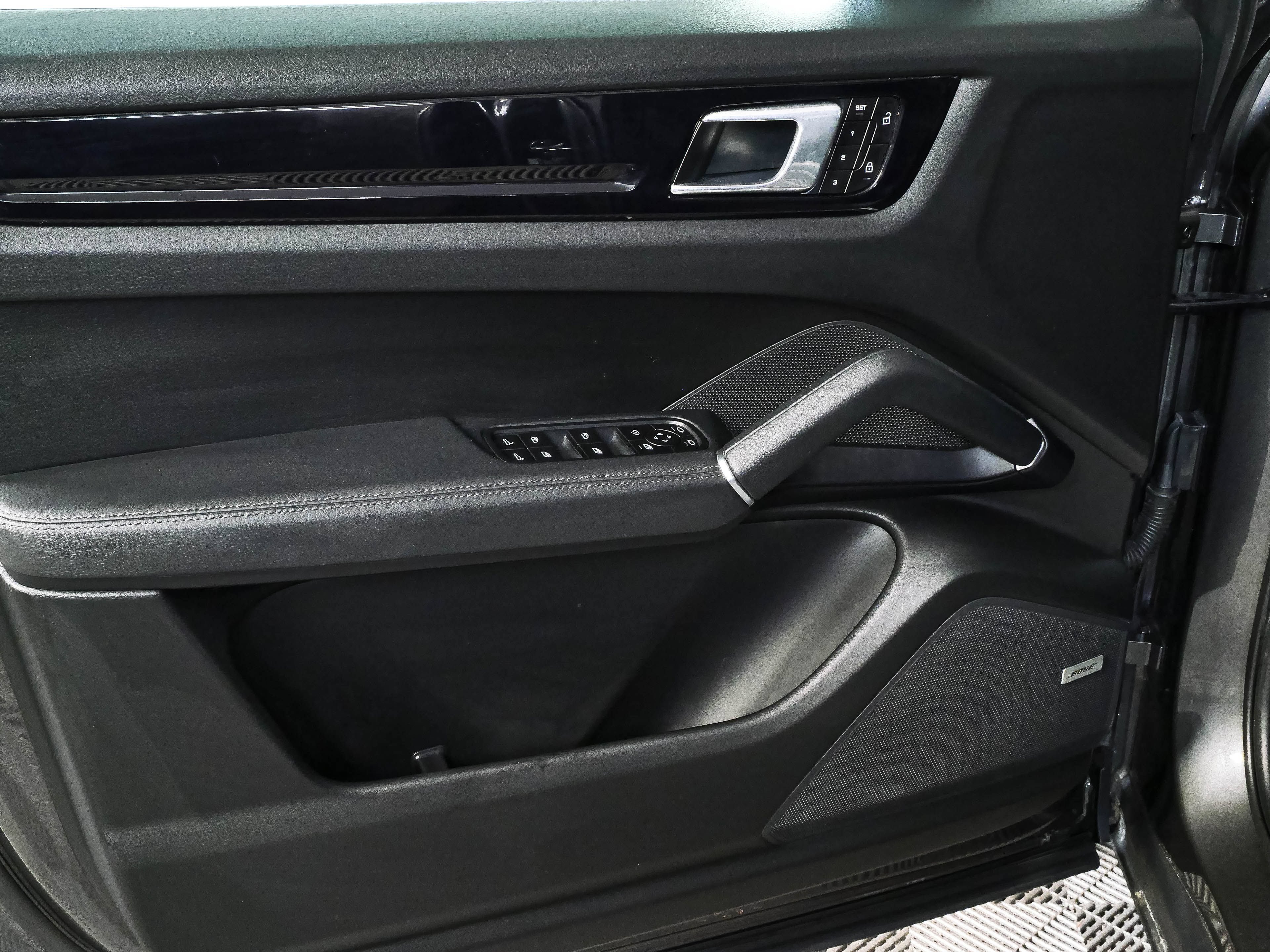 Certified 2022 Porsche Cayenne Coupe AWD/4WD image 6