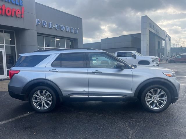 Used 2022 Ford Explorer XLT w/ Equipment Group 202A image 4