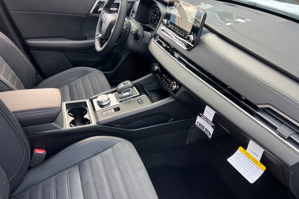New 2025 Mitsubishi Outlander SE image 17