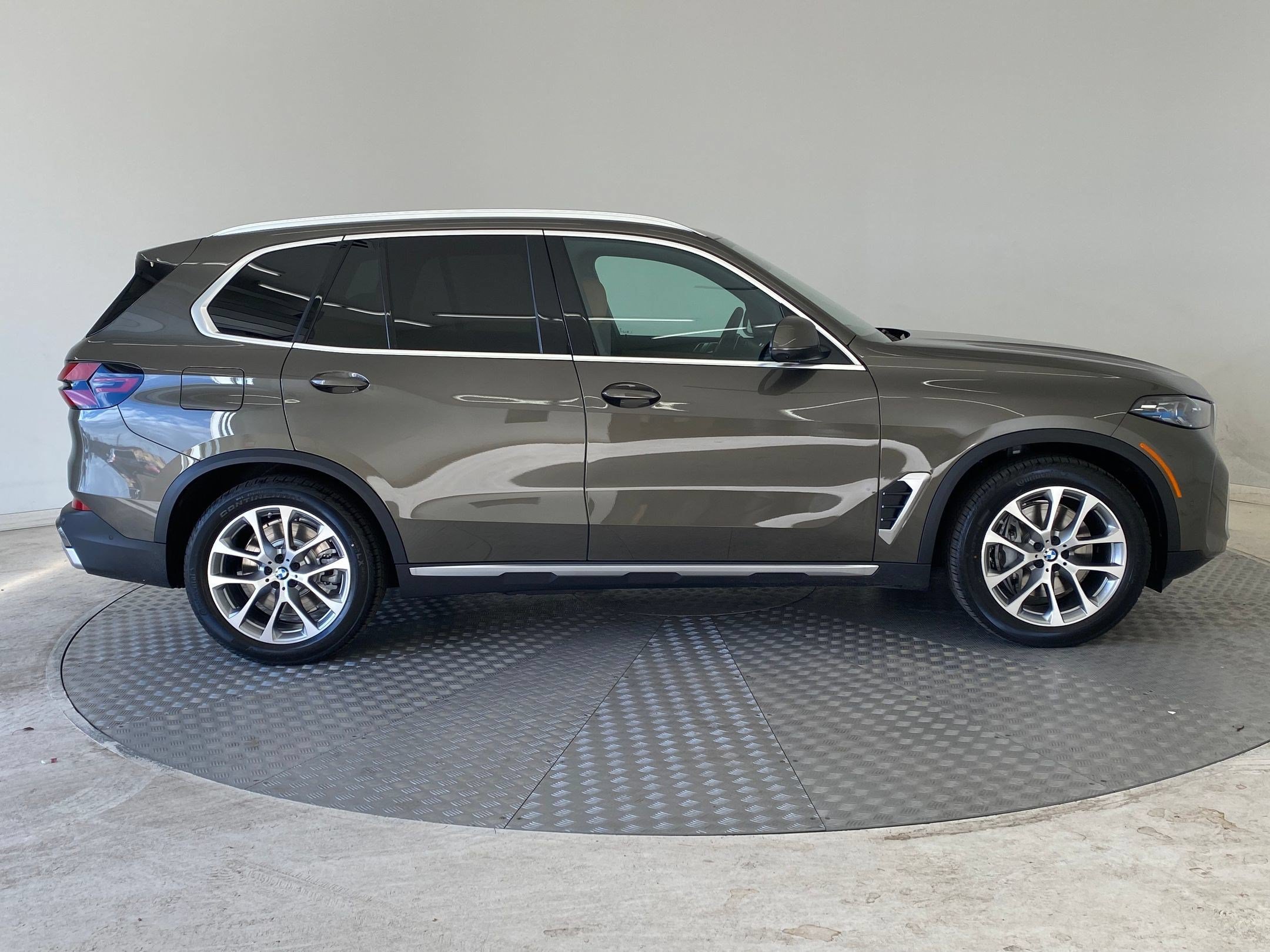 Used 2026 BMW X5 xDrive50e w/ Premium Package AWD/4WD image 7