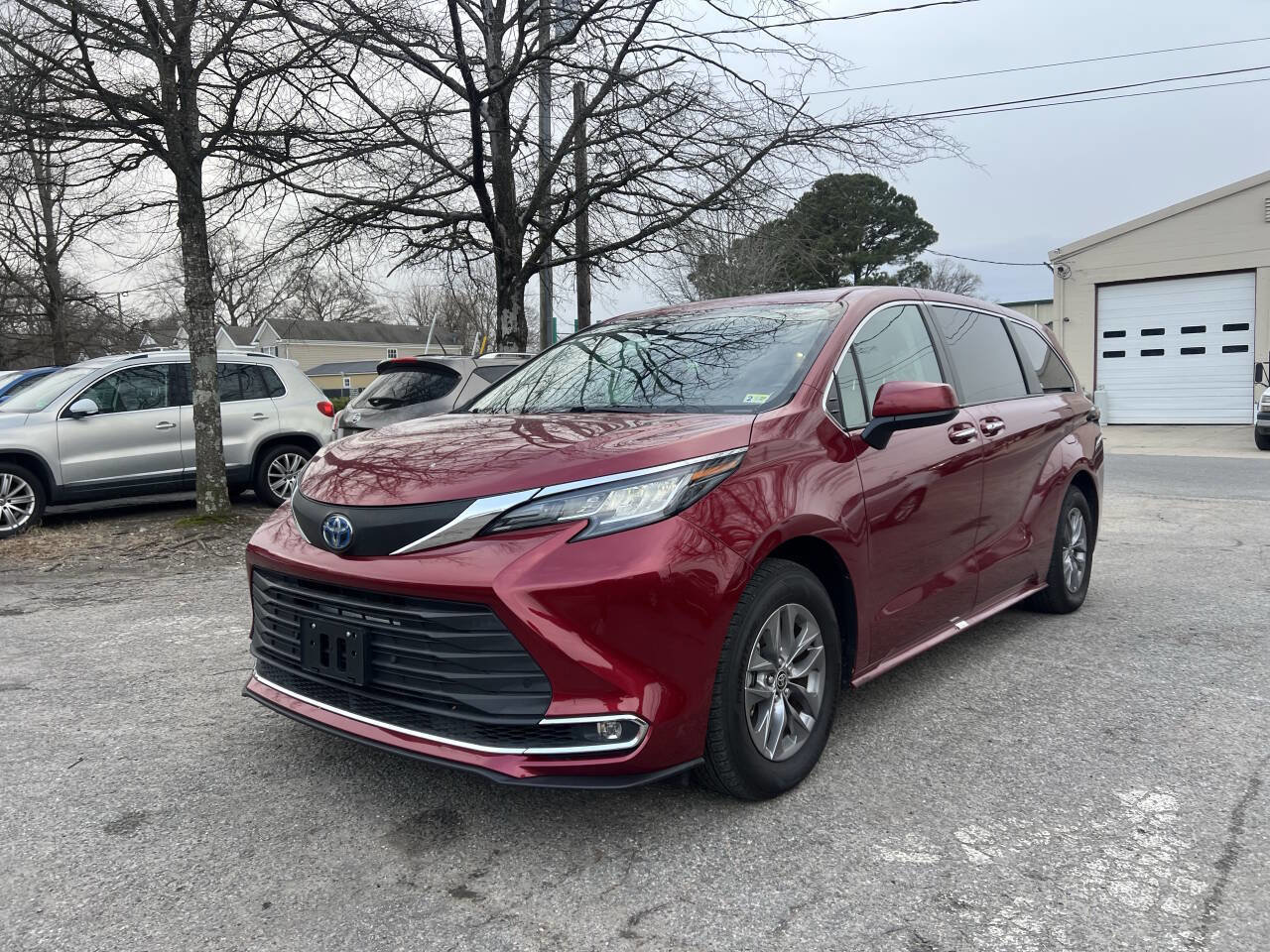 Used 2022 Toyota Sienna XLE image 3